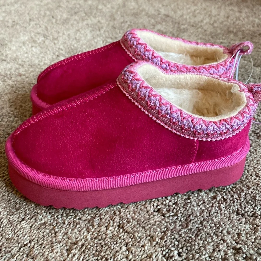 NWT Falls Creek Girls Pink Moccasins. Slip on slipper shoe. Little Girls 9 & 10